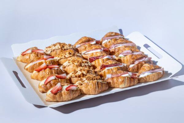 CROISSANTS RELLENOS – 40 uds. | Bandeja variada dulce y salada para celebraciones en Zaragoza