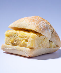 Alternative view of CON UN TOQUE MÁS SALADO – “4 en la mesa” | Desayuno salado a domicilio en Zaragoza para 4 personas